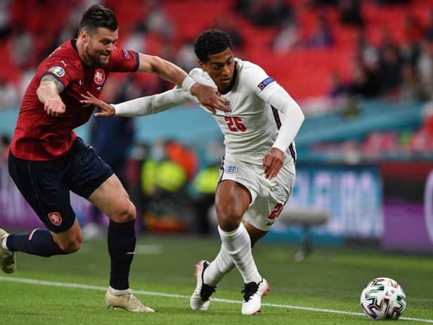 England's midfielder Jude Bellingham (R) and Czech Republic's defender Ondrej Celustka vie for the ball during the UEFA EURO 2020 Group D football match between Czech Republic and England (Photo: JUSTIN TALLIS/POOL/AFP via Getty Images)
