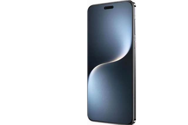 The Honor has curved bezels, so it feels a little nicer in the hand