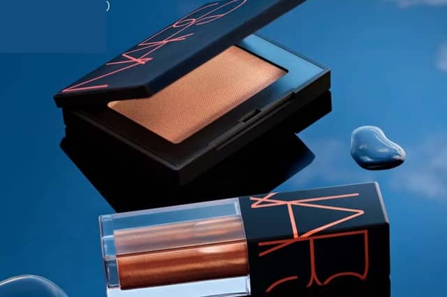 The NARS Mini Laguna Bronzer & Lip Oil Bundle pairs two handbag-friendly beauty favourites for summer makeup