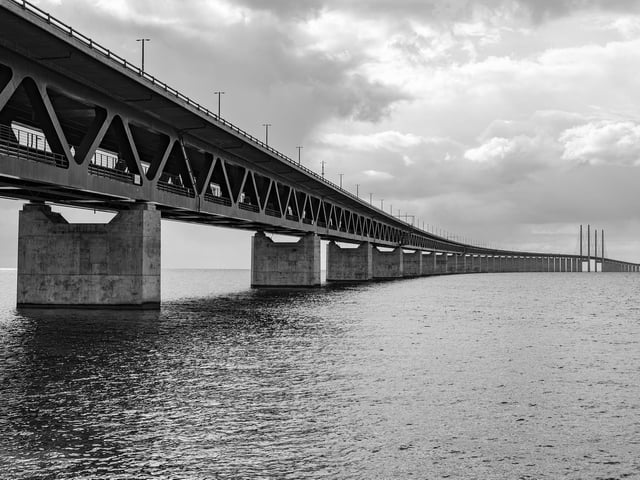 It has been suggested that a bridge between Northern Ireland and Scotland could be similar in structure to the resund Bridge that links Denmark and Sweden.