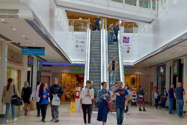 Shoppers in Foyleside shopping centre on Saturday afternoon last. DER2027GS - 019