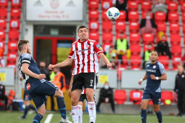 Derry City's new signing, Joe Thomson beats Sligo's David Cawley to this ball during tonight's SSE Airtricity League clash at the Ryan McBride Brandywell Stadium. Picture by Kevin Moore (Maiden City images).