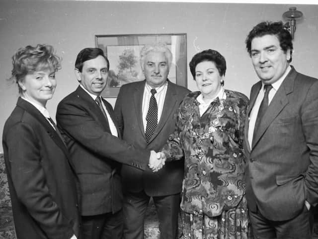 1989.... The then Mayor of Derry, Colr. Anna Gallagher, congratulates Ivor Robertson, marketing manager, Loganair, on ten years of Loganair services from Eglinton airport. On right is John Hume, MP, MEP, with, on left, Edel Arbuckle, Loganair north west sales representative, and Colr. Pat Devine, chairman, Derry City Council airport committee. (0404MM06)