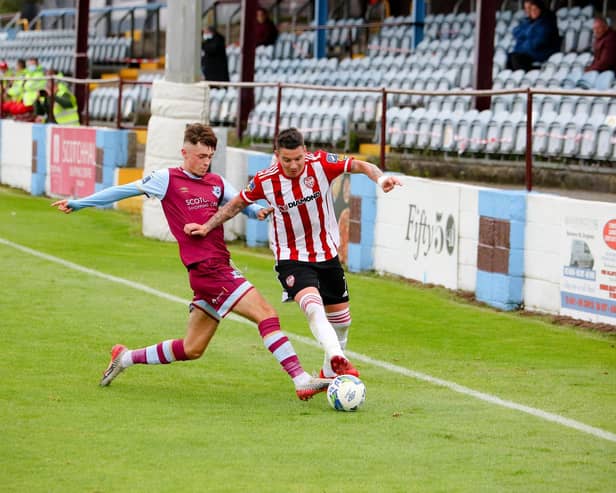 Derry City's Adam Hammill takes on the Drogheda defence during the Extratime.ie FAI Cup Second Round fixture.