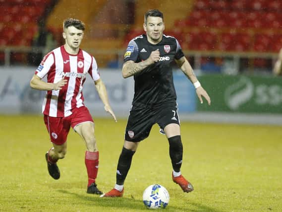 Derry City’s Adam Hamill races away from Sligo Rovers midfielder Niall Morahan, during Tuesday night’s game at the Showgrounds.