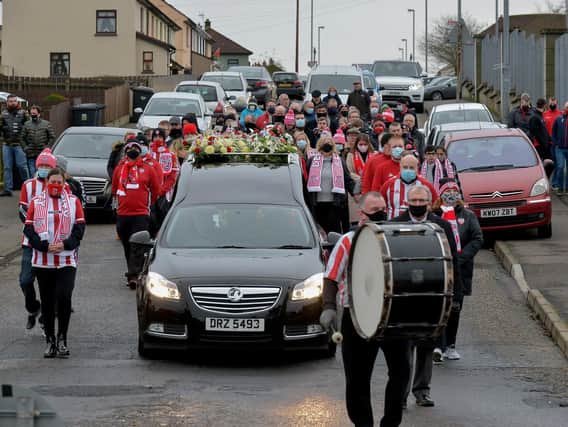 The funeral cortege of Hugh Curran makes its way to St Mary’s Church Creggan for Requiem Mass on Wednesday morning. Photo: George Sweeney / Derry Journal  DER2050GS – 030