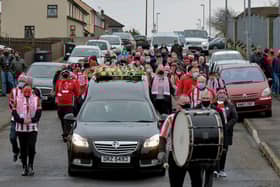The funeral cortege of Hugh Curran makes its way to St Mary’s Church Creggan for Requiem Mass on Wednesday morning. Photo: George Sweeney / Derry Journal  DER2050GS – 030