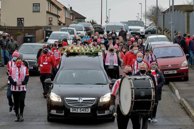 The funeral cortege of Hugh Curran makes its way to St Mary’s Church Creggan for Requiem Mass on Wednesday morning. Photo: George Sweeney / Derry Journal DER2050GS – 030