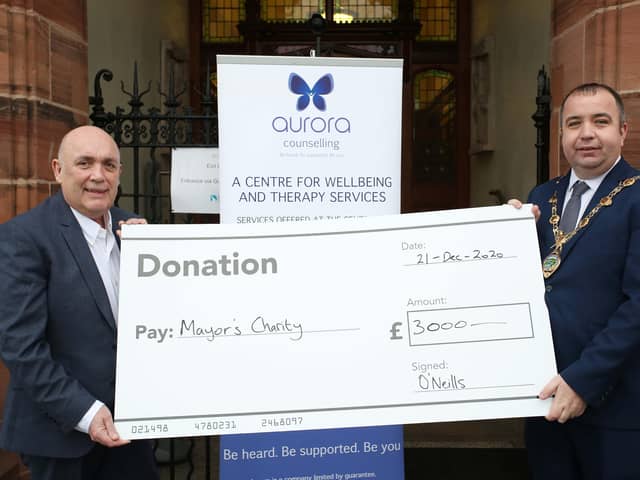 Kieran Kennedy, Managing Director of O’Neills, presents a cheque for £3,000 on behalf of the company to Mayor of Derry City and Strabane District Council, Councillor Brian Tierney for the Mayor’s charity, Aurora Counselling. 2112ON12