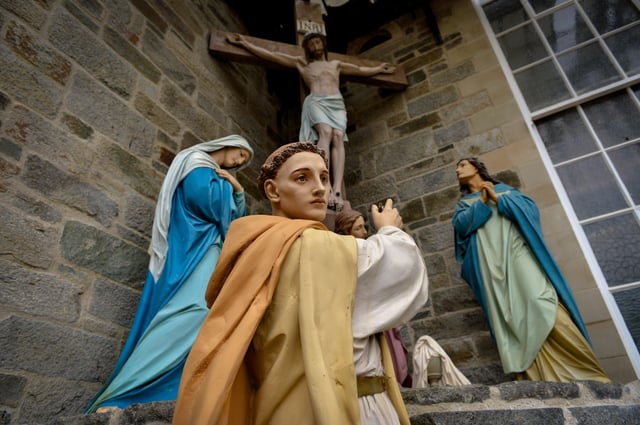 A statue of St Columba at the Calvary scene outside St Columba’s Church, Long Tower. DER2320GS - 003