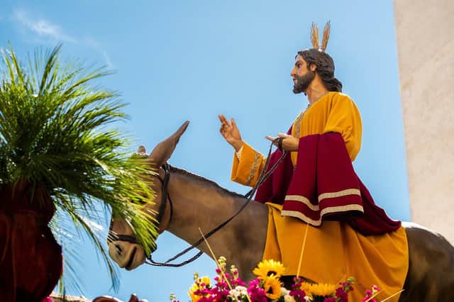 A statue of Jesus depicting his arrival into Jersualem on Palm Sunday (by Miguel ángel villar from Pixabay).