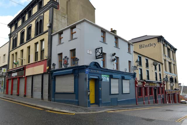 Cafes and pubs closed in the city centre. DER1220GS - 022