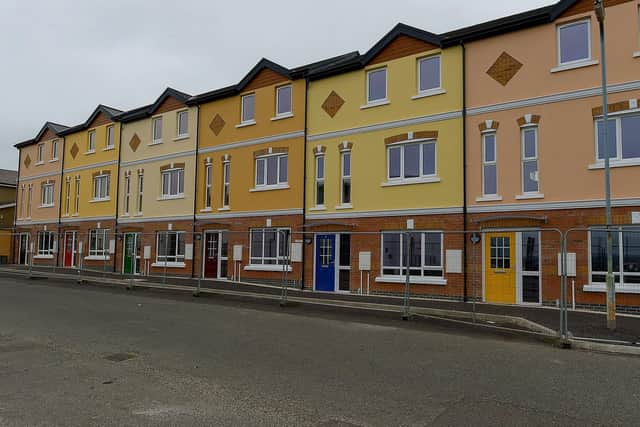 Newly built social housing, Central Drive, Creggan.  DER2126GS - 052