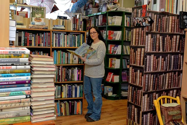 Jenni Doherty, proprietor, Little Acorns Book Store Foyle Street.  DER2046GS - 013