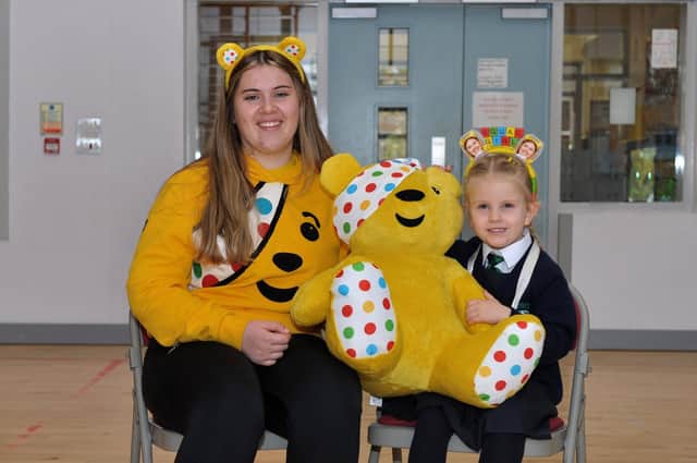 St. Patrick’s Primary School past pupil and Children In Need Surprise Squad member, on the BBC’s One Show, Roisin Quinn pictured with P1 pupil Islay McKinney, aged 4, when she visited the school on Friday morning last to collect a £500 donation for Children In Need. DER2146GS – 006