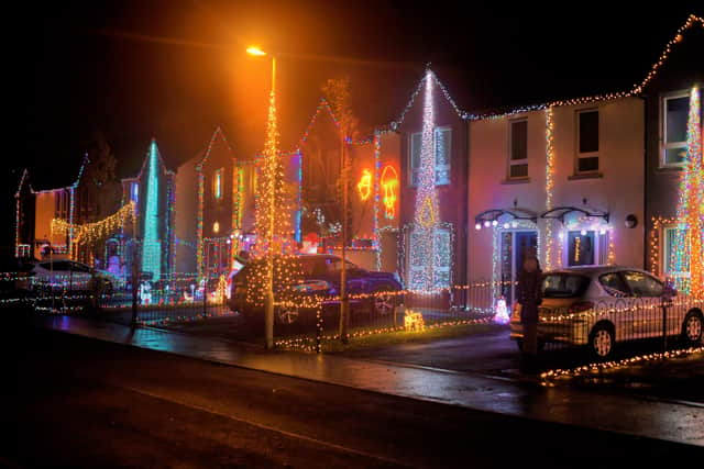 Christmas illuminations in Racecourse Drive. DER2146GS – 014