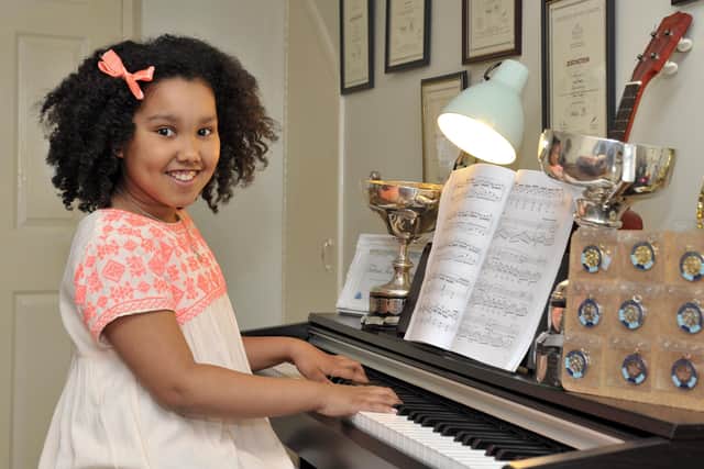 Ten-year-old Derry girl Rosa O’Reilly, from the McGinley School of Music and Drama, is the 2017 Feis Dhoire Cholmcille Overall Award winner having picked up an impressive number of of first, second and third places in this yeas competition. Rosa took first place in the Junior Any Song, first place in English Song, first place in Piano Trio along with the Eileen Coyle Cup for Overall Vocals. She took second place in Instrumental Ensemble, Piano Interpretation, Piano Duet, Irish Song and Violin. Rosa was also awarded third place in Piano Own Choice, Girls Verse an Original poetry. DER1717GS001