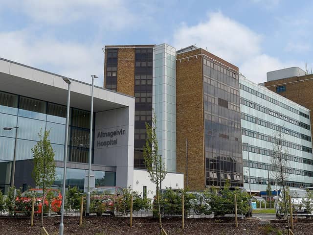 The new wing and entrance to Altnagelvin Hospital. DER2126GS - 135