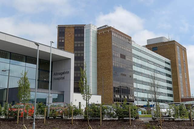 The new wing and entrance to Altnagelvin Hospital. DER2126GS - 135
