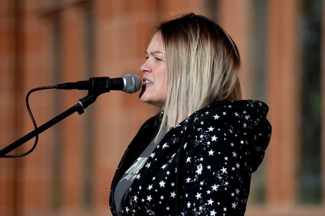 Sinead Quinn speaking at the Derry Against Fuel Poverty rally in Guildhall Square on Saturday afternoon last. Photo: George Sweeney. DER2206GS – 139