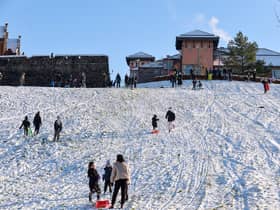 JANUARY 2021: Families enjoy the snow on the banking overlooking the Bogside. Photo: George Sweeney / Derry Journal.  DER2104GS – 035