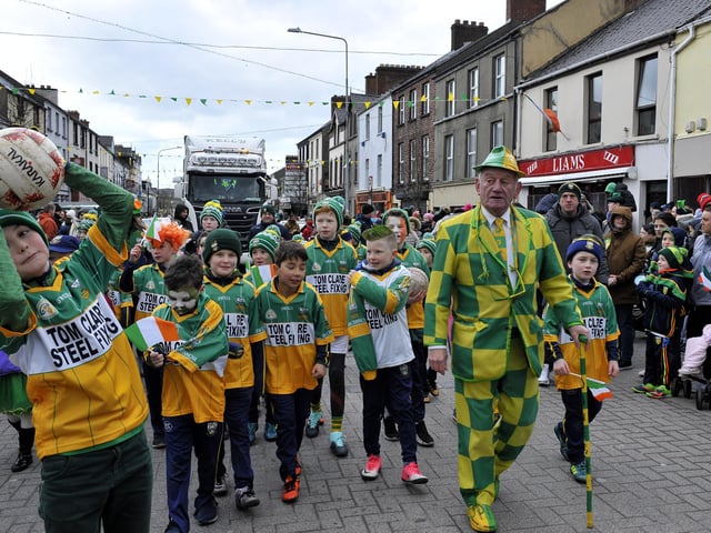 John Porter (right) with young Buncrana GAA players at the St. Patrick’s Day parade in Buncrana on Saturday afternoon last. DER1118GS028