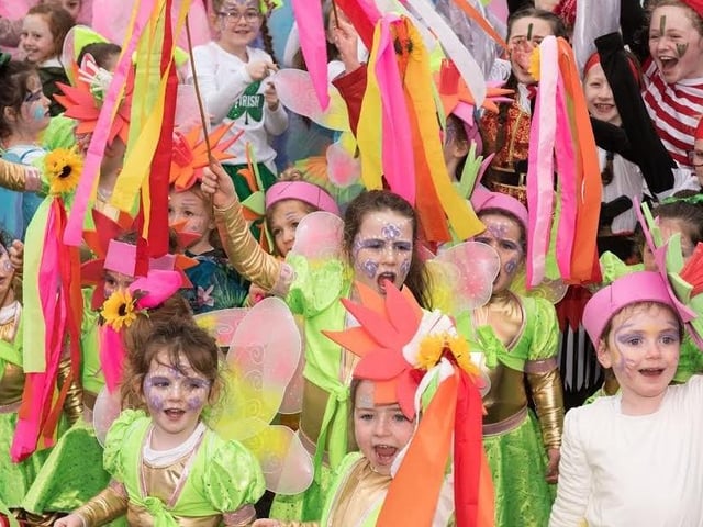 Children from Greater Shantallow Community Arts brighten up the day during Derry City and Strabane District Council’s the annual Spring Carnival on St. Patrick’s Day in Derry-Londonderry. Picture Martin McKeown. Inpresspics.com. 17.03.17