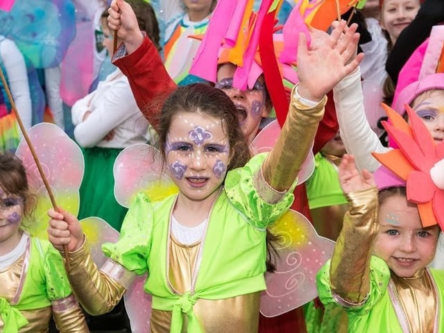 Children from Greater Shantallow Community Arts brighten up the day during Derry City and Strabane District Council’s the annual Spring Carnival on St. Patrick’s Day in Derry-Londonderry. Picture Martin McKeown. Inpresspics.com. 17.03.17