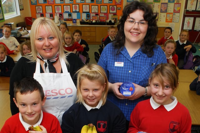 Donna Knight, Tesco Home Economist, and Wendy Haffenden, Services Team Leader, Tesco Lisnagelvin, pictured with some of the P5 pupils, from left, Gregg Parkhill, Chloe Holmes and Victoria Starrett, who enjoyed taking party in the Tesco Healthy Living Day "Smoothie Challenge" held at the school last Thursday morning. LS43-110KM