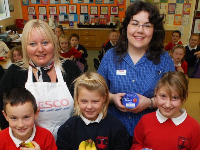 Donna Knight, Tesco Home Economist, and Wendy Haffenden, Services Team Leader, Tesco Lisnagelvin, pictured with some of the P5 pupils, from left, Gregg Parkhill, Chloe Holmes and Victoria Starrett, who enjoyed taking party in the Tesco Healthy Living Day "Smoothie Challenge" held at the school last Thursday morning. LS43-110KM