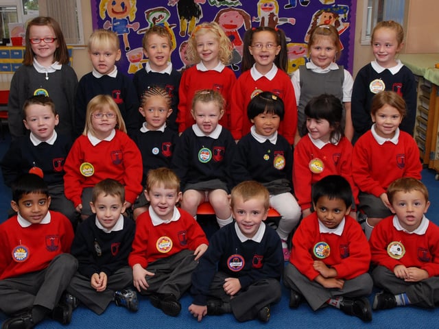 The P1 'T' class at Lisnagelvin Primary School. LS39-129KM