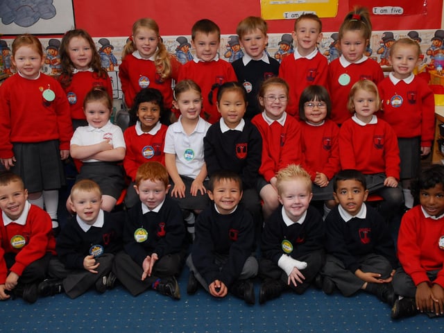 The P1 'D' class at Lisnagelvin Primary School. LS39-130KM