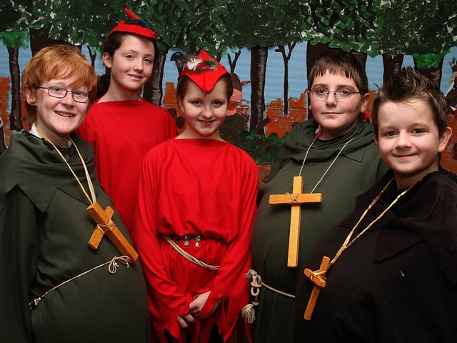 Pupils who played ‘friars’ in the play ‘Hoodwinked’, put on by pupils at Lisnagelvin Primary School. From left are Luke Scott, Patrick Leeson and Stephen McCarter with the narrators Hilary Leeson and Hannah Walker. LS13-518MT.