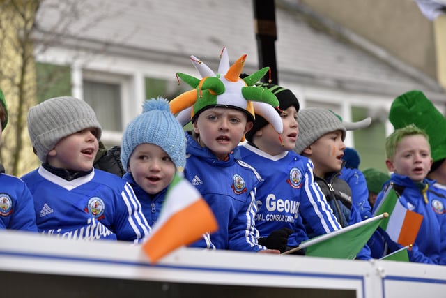 Young Buncrana Hearts players at the St. Patrick’s Day parade in Buncrana on Saturday afternoon last.  DER1118GS020