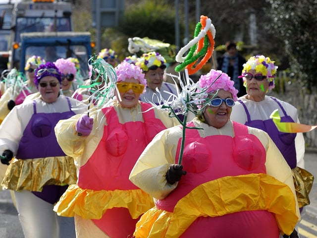 These ladies were part of the ‘No Pool for Old Fools’ group who participated in the Buncrana St Patrick’s Day parade. DER1219GS-027