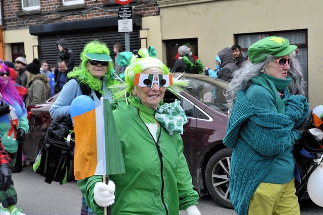 Some of the golfing ‘Early Birds’ who took part in the St. Patrick’s Day parade in Buncrana on Saturday afternoon last.  DER1118GS030