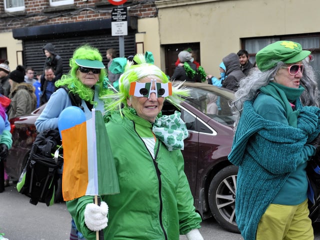 Some of the golfing ‘Early Birds’ who took part in the St. Patrick’s Day parade in Buncrana on Saturday afternoon last.  DER1118GS030
