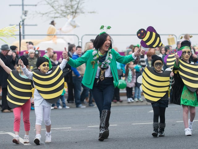 Former Mayor Brenda Stevenson leads the St. Patrick's Day Spring Carnival in Derry back in 2015. Picture Martin McKeown. Inpresspics.com. 17.03.15
