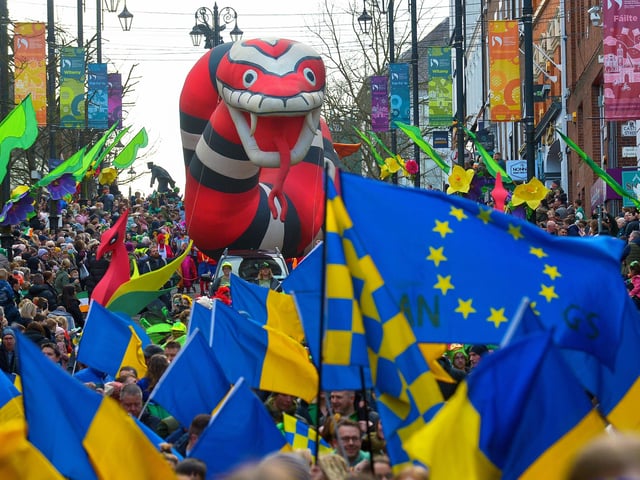 The St Patrick’s Day parade makes its way down Shipquay Street. Photo: George Sweeney / Derry Journal. DER2211GS – 054