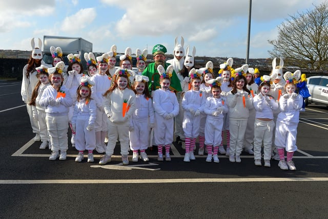 Class Act Drama took part in the St Patrick’s Day parade. Photo: George Sweeney / Derry Journal. DER2211GS – 094