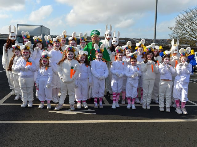Class Act Drama took part in the St Patrick’s Day parade. Photo: George Sweeney / Derry Journal. DER2211GS – 094