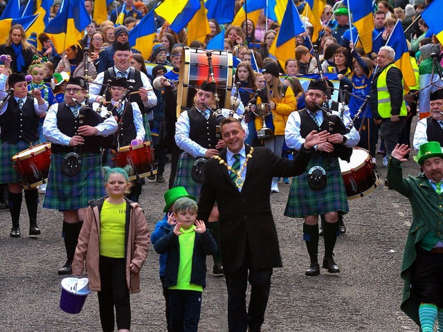 The St Patrick’s Day parade makes its way down Shipquay Street. Photo: George Sweeney / Derry Journal. DER2211GS – 051
