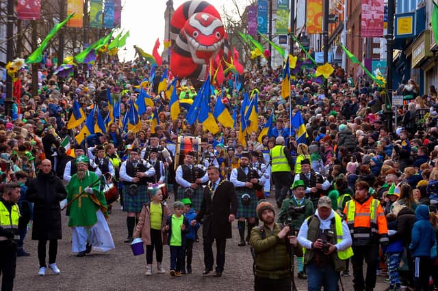 The St Patrick’s Day parade makes its way down Shipquay Street. Photo: George Sweeney / Derry Journal. DER2211GS – 050