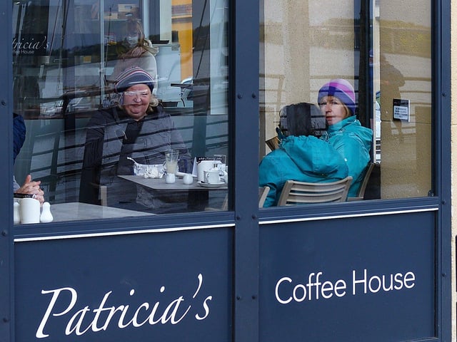 Customers enjoy a sheltered outside coffee Patricia’s Coffee House on the Foyle Embankment. DER2118GS – 013