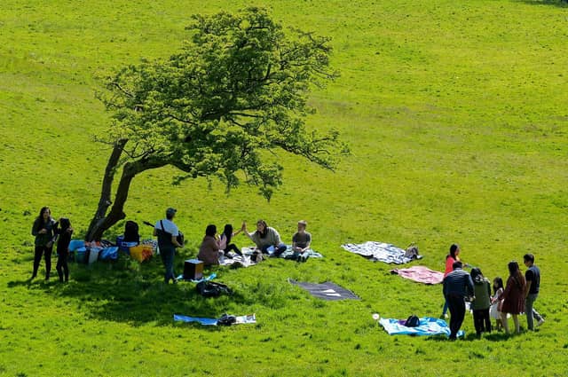 A picnic and a song in St Columb’s Park. DER2120GS – 011