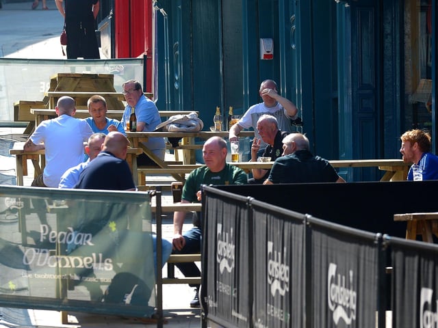 Peadar's and The Gweedore Bar have an outside area on Waterloo Street to sit and relax with a chilled one. Close to William's Street, there are plenty of takeaways nearby too.. DER2134GS – 036