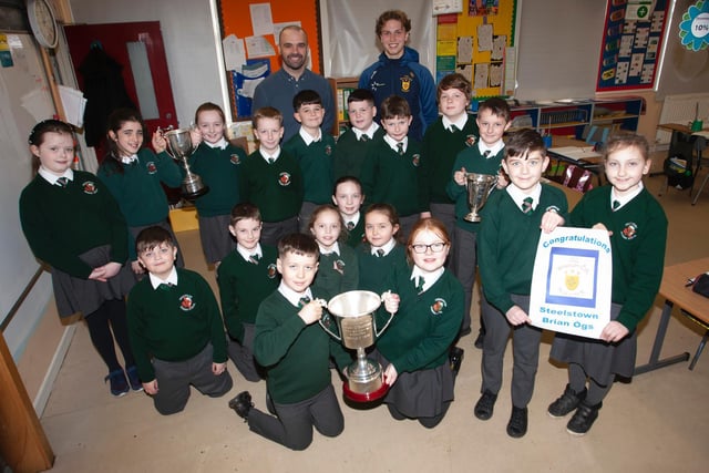 Mr. Smith and his Primary 6 pupils pictured with Donncha Gilmore and the All-Ireland trophy, the Kieran O'Sullivan Cup, at Greenhaw Primary School. (Photo: Jim McCafferty)
