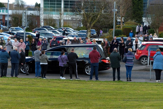 People applaud as the the hearse carrying the remains of Fr Paddy OKane leaves Holy Family Church on Thursday afternoon. Photograph: George Sweeney / Derry Journal. DER2213GS  042