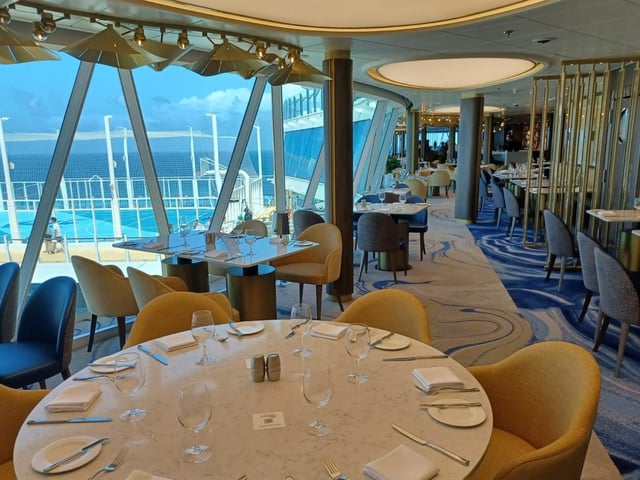 A dining room in the suite neighbourhood of Wonder of the Seas.