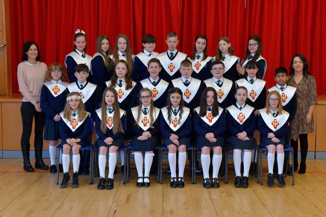 Teacher Mrs Callan, on the right, and Classroom Assistant Mrs Doherty pictured with P7 pupils from St Patrick’s Primary School who were confirmed by Fr McDermott in St Patrick’s Church, Pennyburn, on Monday 14th March last. Photo: George Sweeney.  DER2211GS – 023